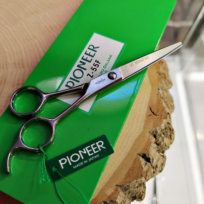 Forbici Giapponesi Professionali Tohri Pioneer Z-55F Mikado S.r.l. particolare lame per parrucchieri e barbieri su confezione