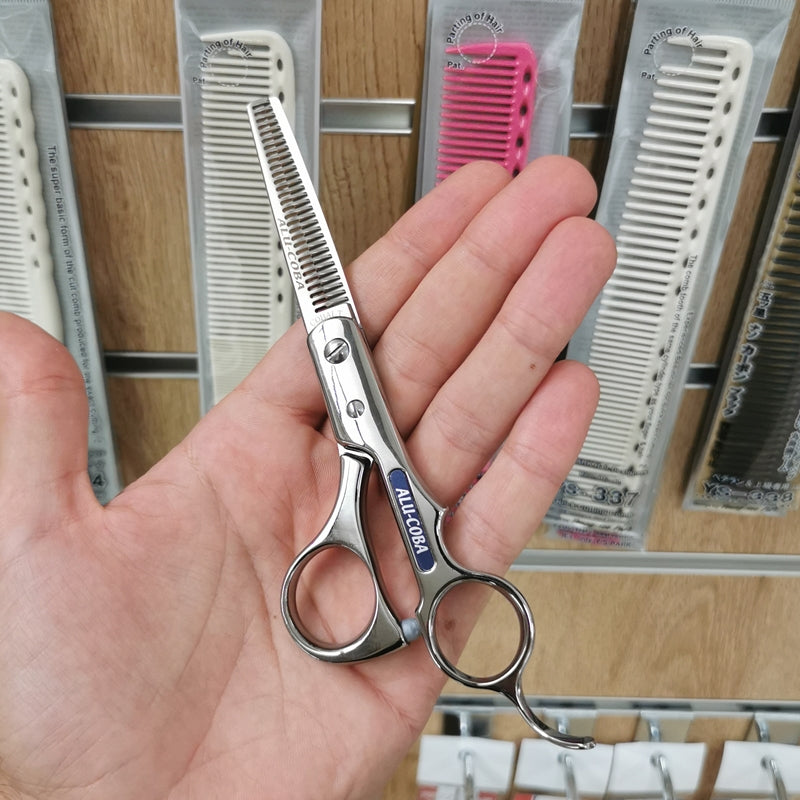 Forbici Giapponesi Sfoltitrici Tohri Alu-Coba ACH-30T Mikado S.r.l. poggiata su mano
