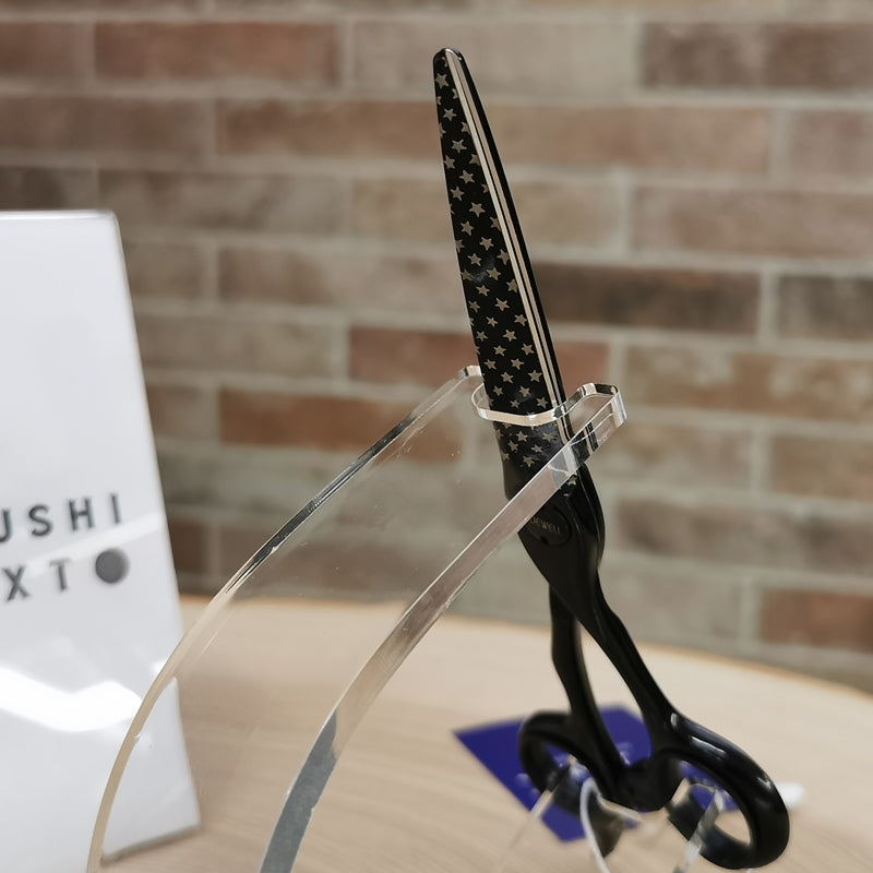 Forbici Professionali Artigianali Giapponesi Joewell Supreme Powder Metal Urushi-Ryusei Mikado S.r.l. particolare costellazione sulla lama posteriore
