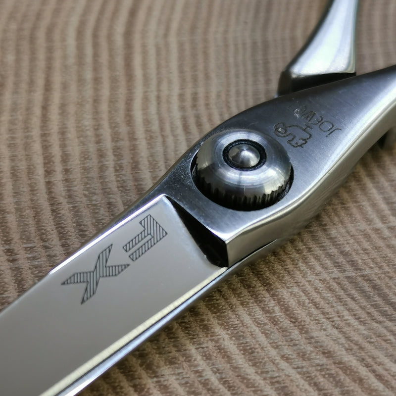 Forbici Professionali Giapponesi Joewell FX-L55 da mancino Mikado S.r.l. per parrucchieri e barbieri particolare vite regolabile