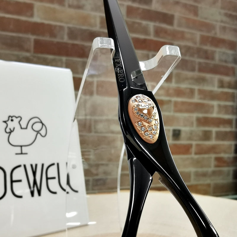 Forbici Professionali Giapponesi Joewell Fx-Pro Black Titanium Heart Mikado S.r.l. ingrandimento Screw Cover a cuore in argento rivestimento oro rosa e zirconi