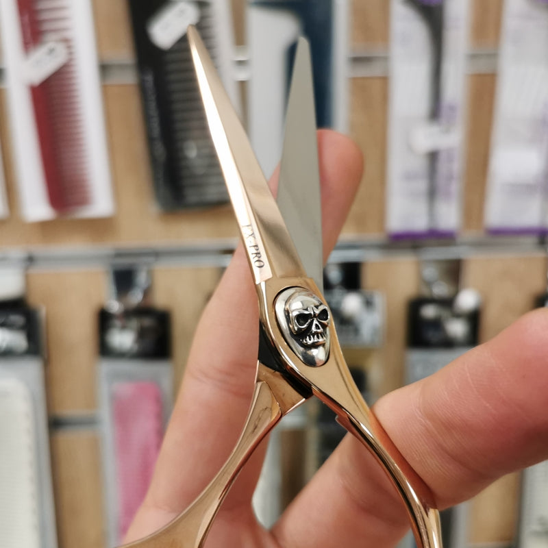 Forbici Professionali Giapponesi Joewell Fx-Pro Pink Gold Skull Mikado S.r.l. per parrucchieri e barbieri particolare teschio in argento e lama sword aperta