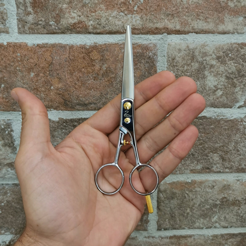 Forbici Professionali Giapponesi Tohri Hakucho Plus Mikado S.r.l. disposta sulla mano