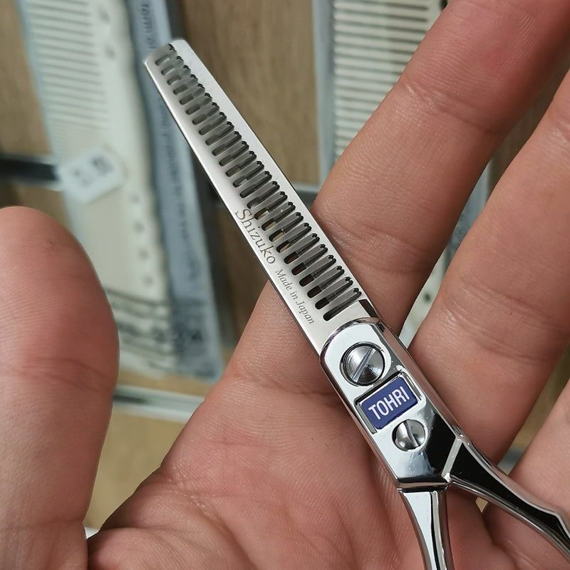 Forbici Sfoltitrici Tohri Shizuko S-25T Mikado S.r.l. ingrandimento lama dentata con incisione made in Japan disposta sulla mano