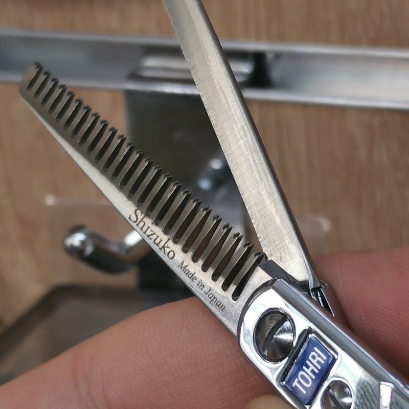 Forbici Sfoltitrici Tohri Shizuko S-25T Mikado S.r.l. ingrandimento lame aperte con incisione made in Japan disposta sulla mano