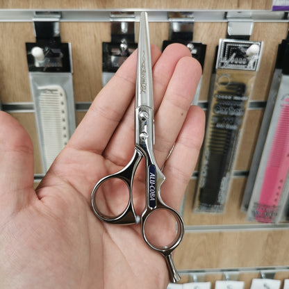Forbici Giapponesi Professionali Tohri Alu-Coba AC Mikado S.r.l. disposta su mano