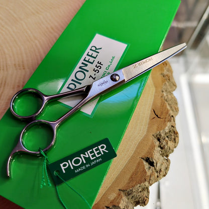Forbici Giapponesi Professionali Tohri Pioneer Z-55F Mikado S.r.l. particolare lame per parrucchieri e barbieri su confezione 