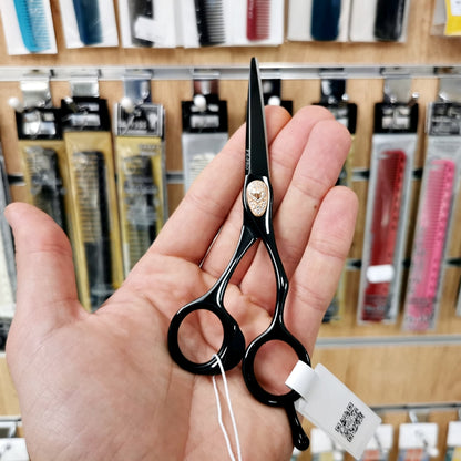 Forbici Professionali Giapponesi Joewell Fx-Pro Black Titanium Heart Mikado S.r.l. ingrandimento Screw Cover a cuore in argento rivestimento oro rosa e zirconi design dark